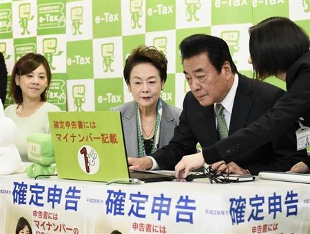 確定申告する俳優の高橋英樹さん（右から２人目）一家＝１６日午前、東京都港区の品川税務署