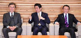 閣議に臨む（左から）石原伸晃経済再生担当相、安倍晋三首相、麻生太郎副総理兼財務相＝１７日午前、首相官邸（斎藤良雄撮影）