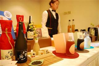 １６日、台北市内で開かれた「台湾焼酒（酎）協会」の設立大会で、試飲のために並べられた台湾の焼酎（田中靖人撮影）