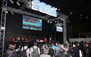 「ＪＡＥＰＯ×闘会議２０１７」の会場。出展社のブースではさまざまなアトラクションが展開された