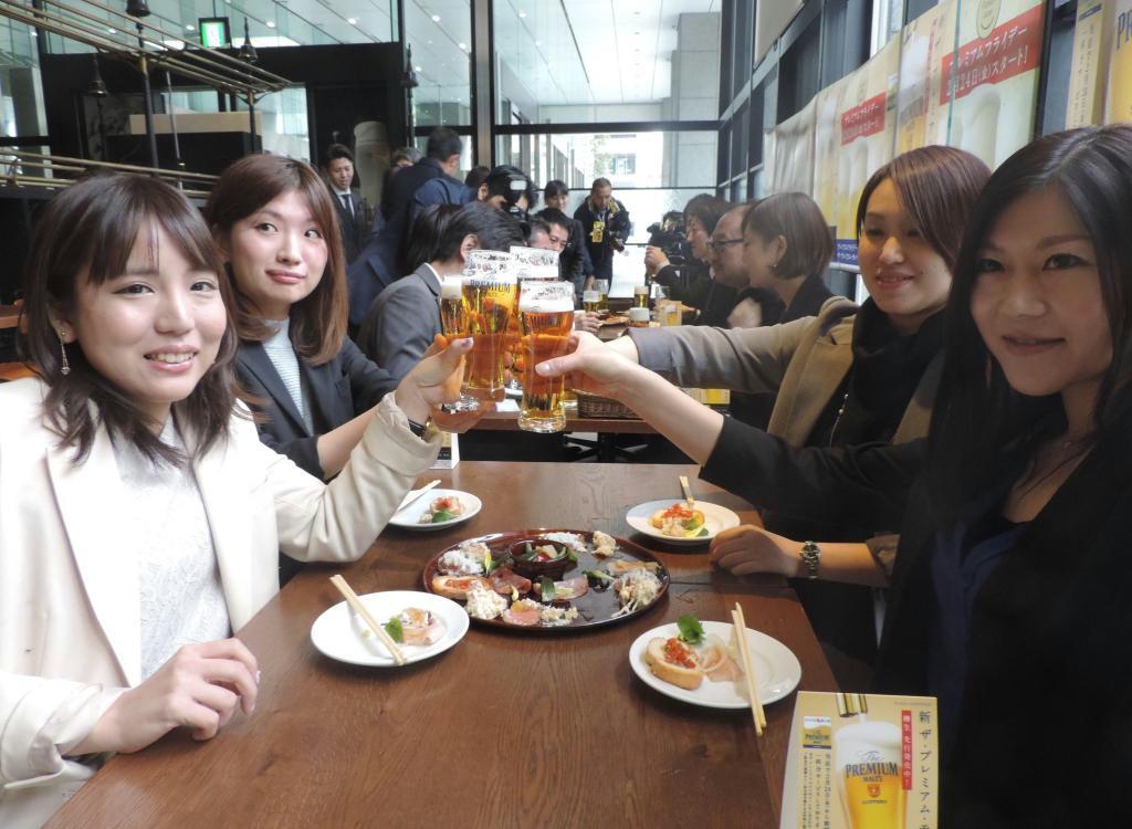 プレミアムフライデーに向けて、サントリービールが行った事前デモンストレーション＝１月２７日、東京都千代田区