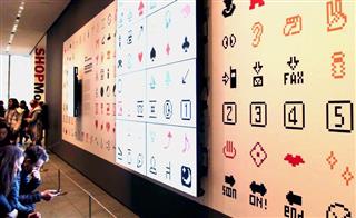 ニューヨーク近代美術館(MoMA)の1階メインロビーで、美術作品として展示されている「emoji」(上塚真由撮影) ニューヨーク近代美術館(MoMA)の1階メインロビーで、美術作品として展示されている「emoji」(上塚真由撮影)