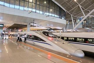 高速鉄道が停車する駅はモダンなデザインで、まだ新しくピカピカしていた。ヨーロッパや台湾・韓国と違って男性が手助けしてくれることはないが、ホームはフラットでスーツケースを転がしやすいのが嬉しい 高速鉄道が停車する駅はモダンなデザインで、まだ新しくピカピカしていた。ヨーロッパや台湾・韓国と違って男性が手助けしてくれることはないが、ホームはフラットでスーツケースを転がしやすいのが嬉しい