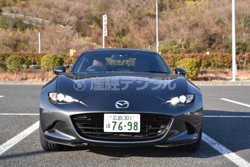 次は屋根を閉めてまた半周してみる。ヘッドランプも点灯。ロードスターＲＦ