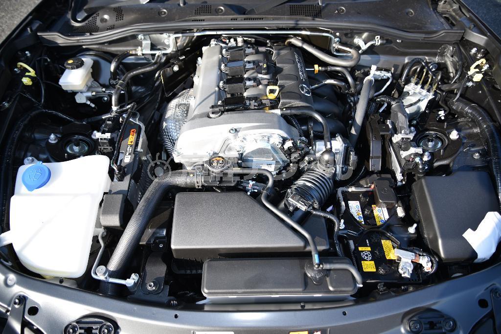 幌屋根ロードスターの米国仕様にも積まれている２リッターエンジン。本文下リンクのロードスター試乗記事に添付されている１．５リッターエンジンと比べてみよう。ＲＦ