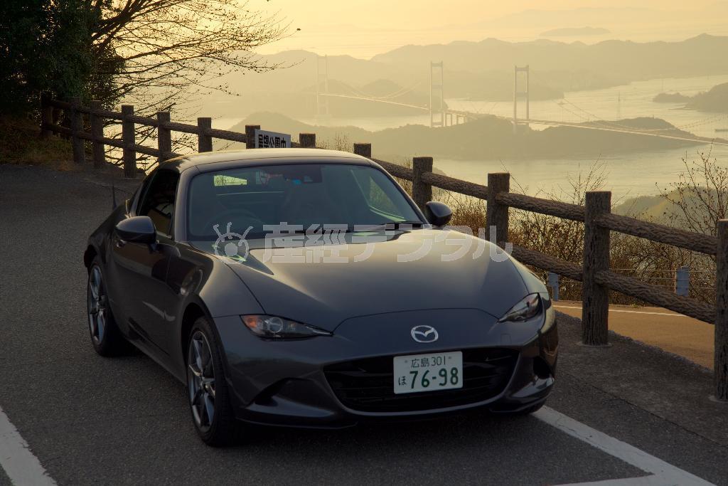 夕暮れ時の今治市大島の亀老山展望台駐車場にて。眼下には来島海峡大橋。ロードスターＲＦ