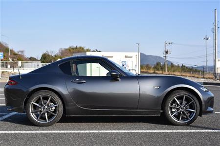 ルーフの分割線が見えなければ屋根が開くとは思えないほどに形が整っている。ロードスターＲＦ