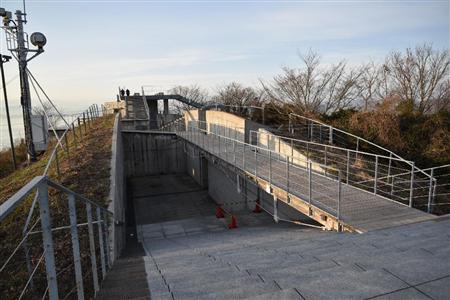 大島の亀老山展望台は迷路のような不思議な構造。ここからの眺めは次フォトに。ロードスターＲＦ