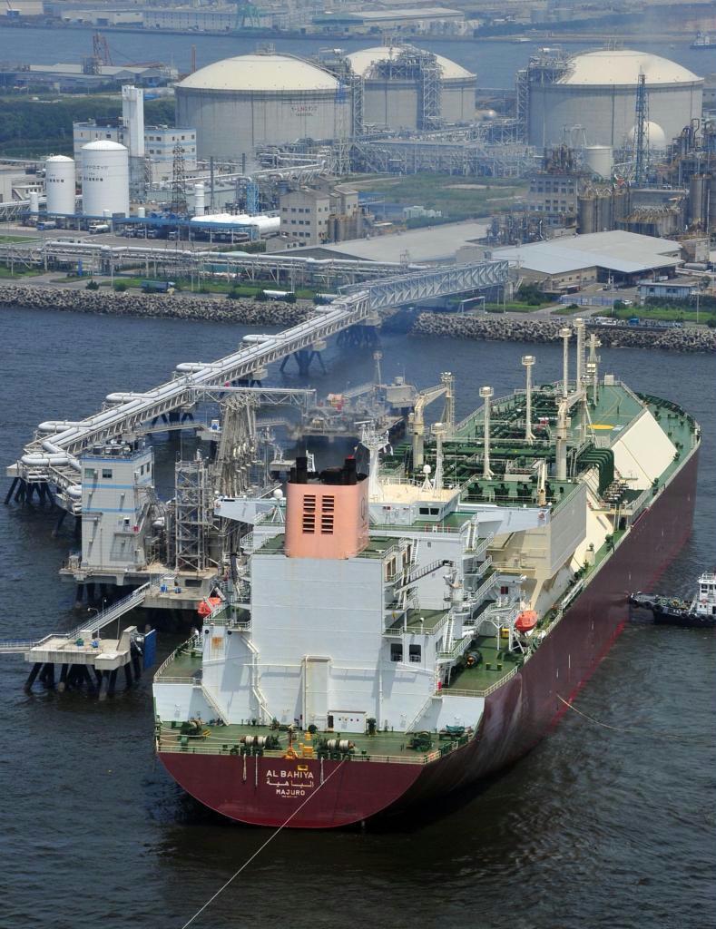 港に接岸した火力発電用のＬＮＧを積んだ大型船、奥は貯蔵用のタンク＝大阪府堺市西区（本社ヘリから）