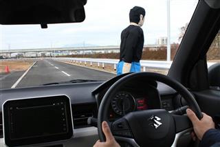 時速３０キロで走行中、飛び出した人形の手前で停止したスズキの自動ブレーキ搭載車＝２０１６年１２月１日、茨城県つくば市の日本自動車研究所