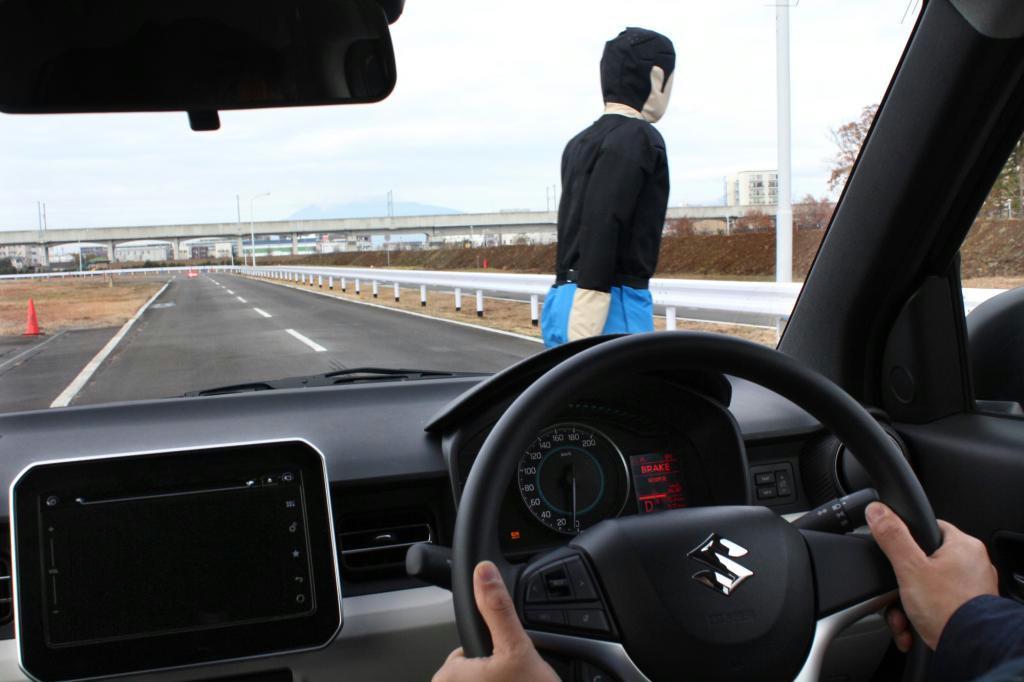時速３０キロで走行中、飛び出した人形の手前で停止したスズキの自動ブレーキ搭載車＝２０１６年１２月１日、茨城県つくば市の日本自動車研究所