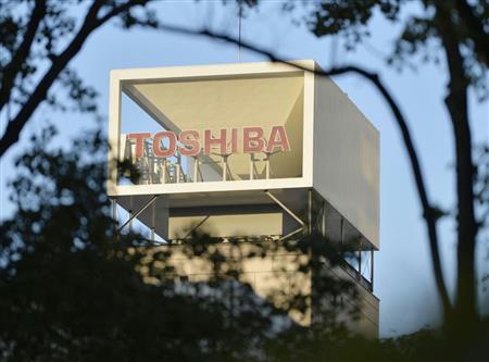 東芝本社が入るビル近くに掲げられたマーク＝１月７日、東京都港区