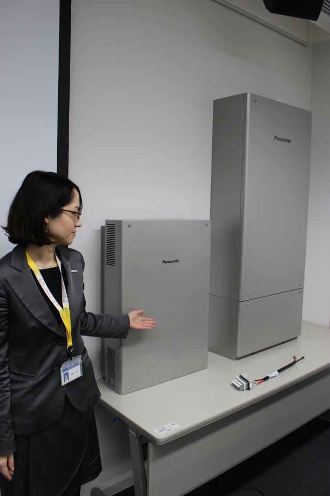 パナソニックが発売する家庭用太陽光蓄電システム「パワーステーションＳ」（左、右は従来製品）＝２０日午後、東京都港区