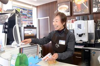 ローソン店舗で働く佐野章子さん=1月、埼玉県久喜市 ローソン店舗で働く佐野章子さん=1月、埼玉県久喜市