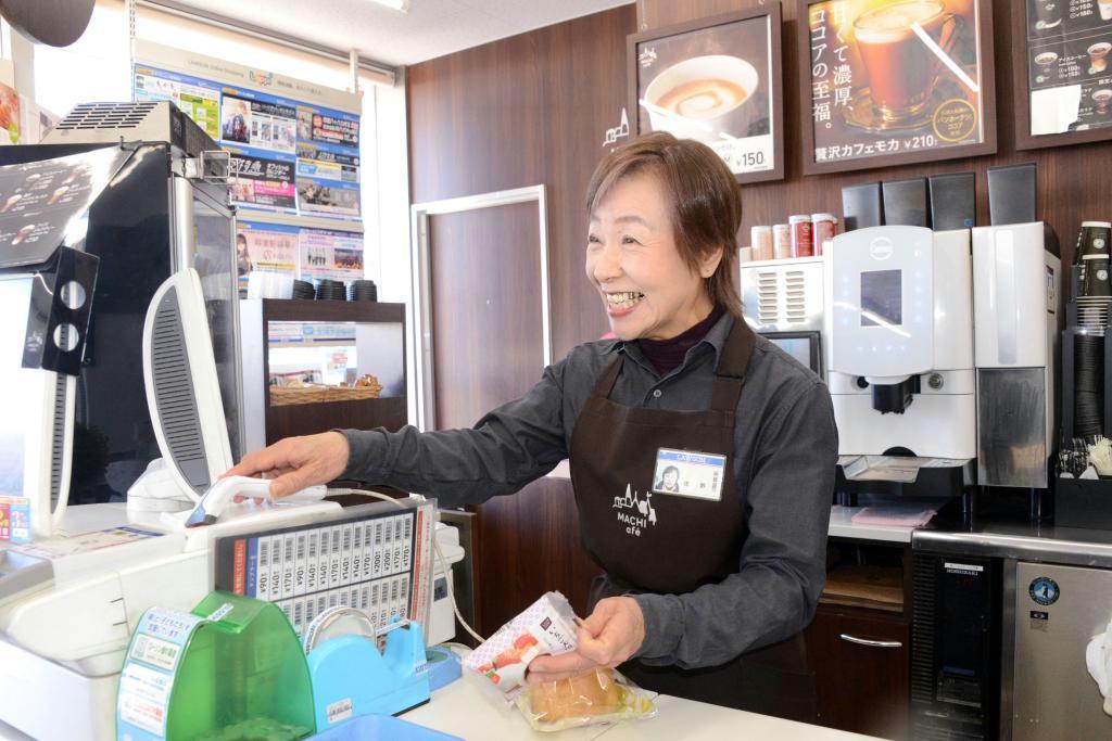 ローソン店舗で働く佐野章子さん＝１月、埼玉県久喜市