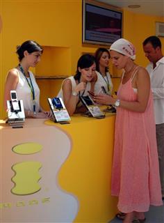 ２００４年のアテネ五輪で、現地に開設された「ｉモード」のパビリオン。ＮＴＴドコモはｉモードの海外展開を目指したが、うまくいかなかった