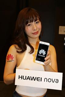 ファーウェイが日本市場に投入するＳＩＭフリースマホ「ファーウェイノバ」＝２１日、東京都千代田区（宇野貴文撮影）