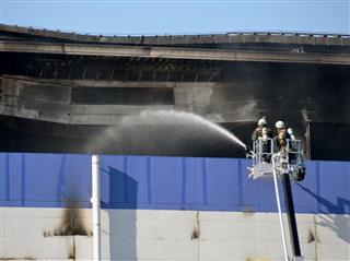 アスクルの物流倉庫で消火活動を続ける消防隊=21日午前9時、埼玉県三芳町 アスクルの物流倉庫で消火活動を続ける消防隊=21日午前9時、埼玉県三芳町