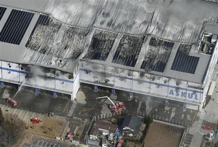 鎮火のめどが立たず、消火活動が続けられているアスクルの物流倉庫＝２０日午前１１時５０分、埼玉県三芳町（共同通信社ヘリから）
