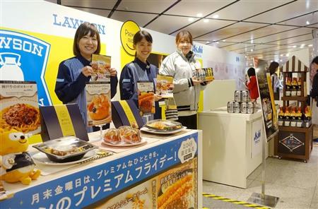 東京駅の地下にある広場で、プレミアムフライデーをＰＲする企業の担当者＝２１日