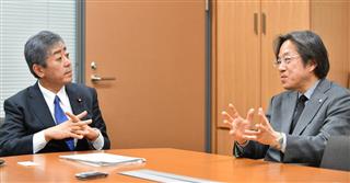 岩屋毅衆議院議員（左）とコンベンションリンケージの平位博昭代表取締役