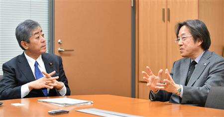 岩屋毅衆議院議員（左）とコンベンションリンケージの平位博昭代表取締役
