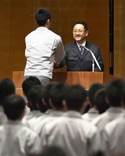 トヨタ工業学園の卒業生と握手するトヨタ自動車の豊田章男社長=23日午前、愛知県豊田市の本社 トヨタ工業学園の卒業生と握手するトヨタ自動車の豊田章男社長=23日午前、愛知県豊田市の本社