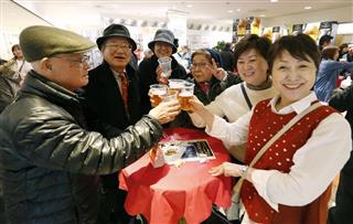 さっぽろ東急百貨店が開いたプレミアムフライデーのイベントで、生ビールの飲み放題を楽しむ来場者＝２４日夕、札幌市中央区