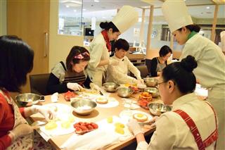 静岡伊勢丹内にあるカフェコムサで開催されたケーキ教室＝２４日、静岡市葵区（吉澤智美撮影）