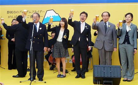 「プレミアムフライデー」初日を祝うイベントで、乾杯する静岡市の田辺信宏市長（右から３人目）ら＝２４日午後、静岡市