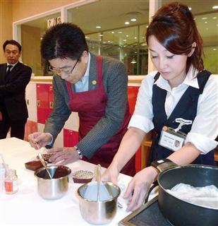 料理教室に参加する加藤働き方改革相（左）＝２４日午後、東京・千駄ケ谷