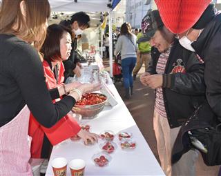 「スカイベリー」と「とちおとめ」の販売コーナーは長蛇の列ができた＝２４日午後、宇都宮市江野町のオリオンスクエア（斎藤有美撮影）