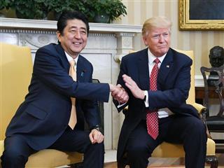 トランプ米大統領（右）と握手する安倍首相＝１０日、ワシントンのホワイトハウス（共同）