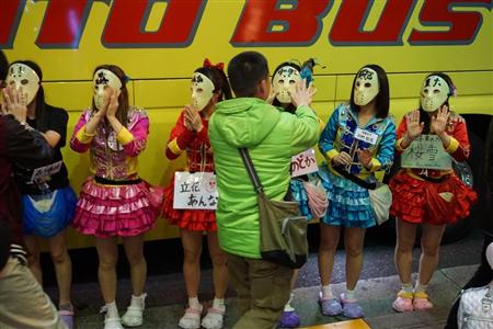 はとバスツアーに一緒に乗り込み、仮面女子メンバーとハイタッチして親交を深めたファンら＝２４日、東京・秋葉原