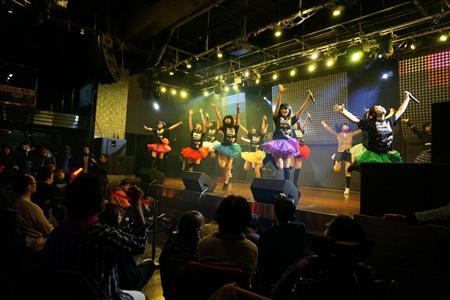 はとバスツアー後にライブ公演を披露する仮面女子メンバー＝２４日、東京・秋葉原