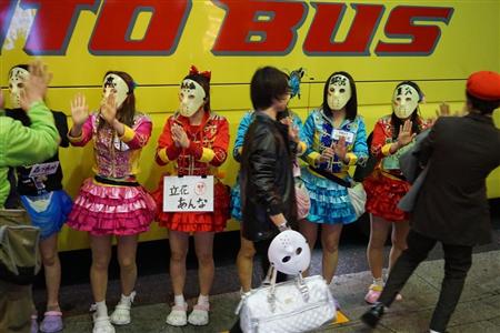 はとバスツアーに一緒に乗り込み、仮面女子メンバーとハイタッチして親交を深めたファンら＝２４日、東京・秋葉原