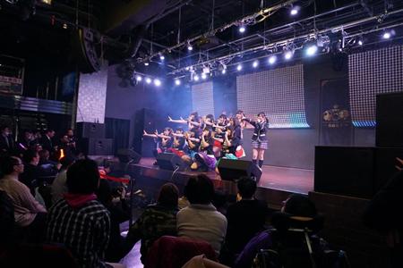 はとバスツアー後にライブ公演を披露する仮面女子メンバー＝２４日、東京・秋葉原