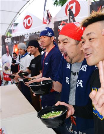 ２４日、台北市内で始まった「日本ラーメンフェスティバル」でラーメンを紹介する店主ら（共同）