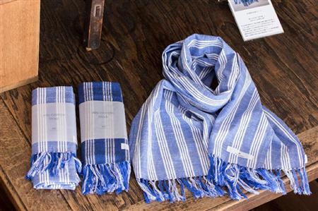 青木縞の会津木綿ストール＝ＩＩＥ提供