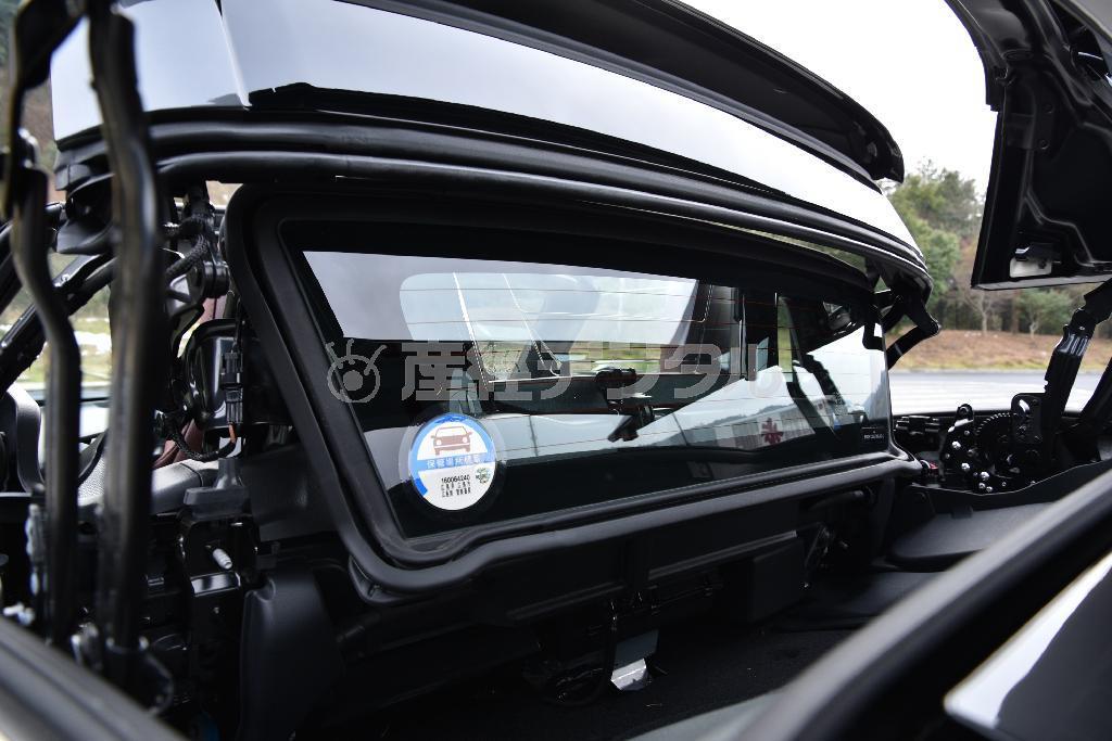 ルーフが２つに分割され、リアウインドーと３層に重なりながら収納される。ロードスターＲＦ