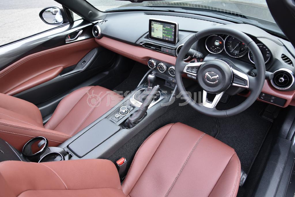 シート、ダッシュボード、ドア内張にブラウンのナッパレザーが奢られたＶＳのインテリア。ロードスターＲＦ