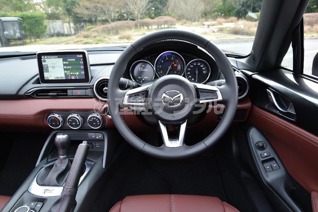 パーツのレイアウトはロードスターと同じで、お手本と言うべき絶妙の配置。めっちゃ運転しやすい。ロードスターＲＦ