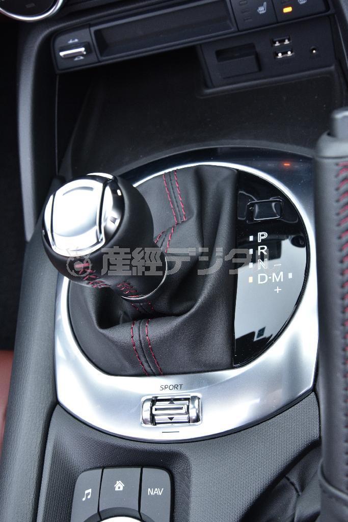 ６速ＡＴ。シフトレバーをＤレンジから右に倒すとマニュアル変速モードに。ロードスターＲＦ