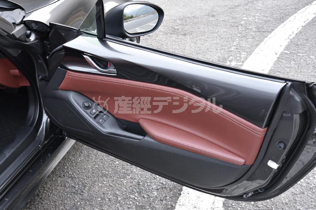 ドアパネル上部は外観との連続性が感じられるような凝った造形。ロードスターＲＦ