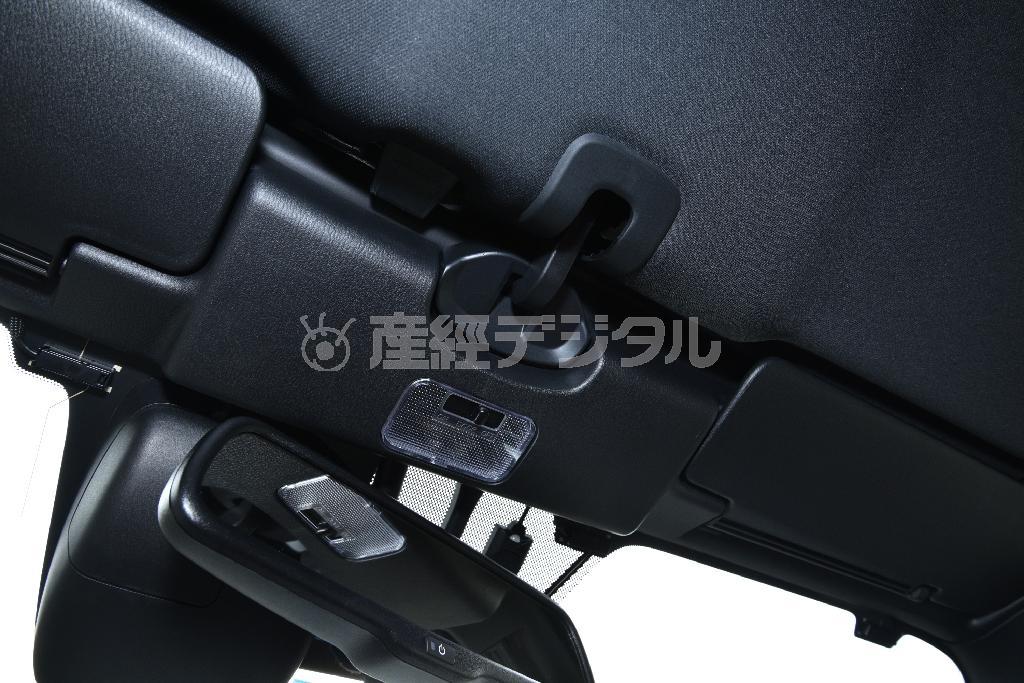 電動なのでルーフを固定するレバーはなく、すっきりしている。ルームミラーは自動防眩機能付き。ロードスターＲＦ
