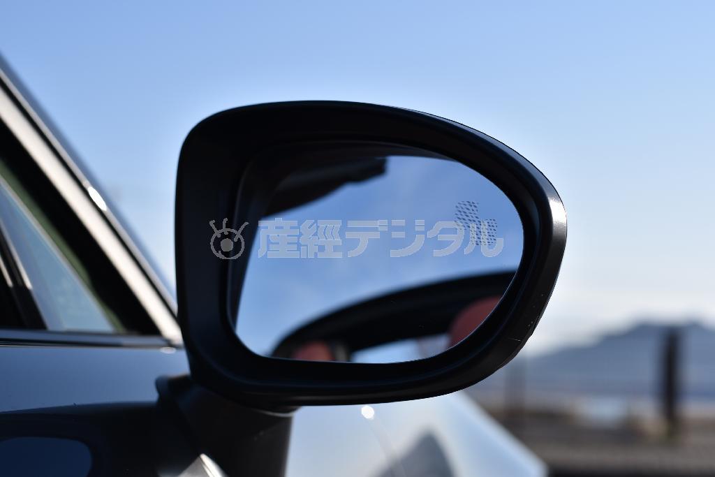 試乗車は後方の死角をカバーするトラフィックアラートを装備（ミラー内側にシグナルを内蔵）。後部ピラーが大きく死角が多めのＲＦには非常に有効。ロードスターＲＦ