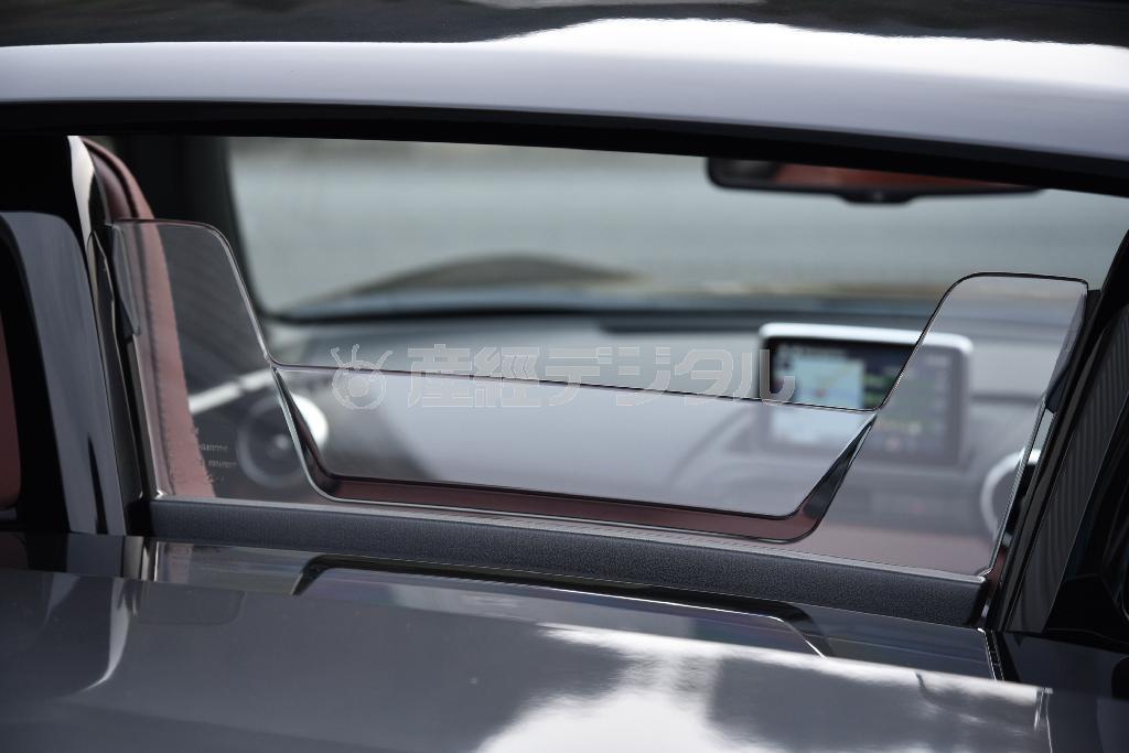 アクリルの整流板。オープン時の不快な風の巻き込みをカットしてくれる。ロードスターＲＦ