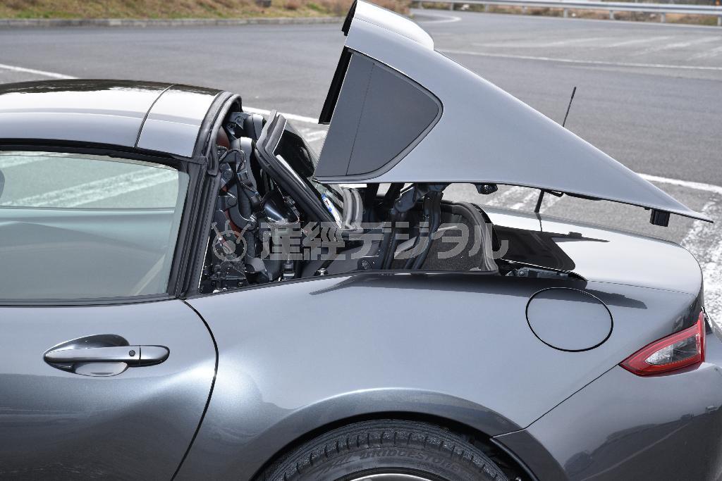 ハードトップの格納第一段階、ピラーが持ち上がる。ロードスターＲＦ