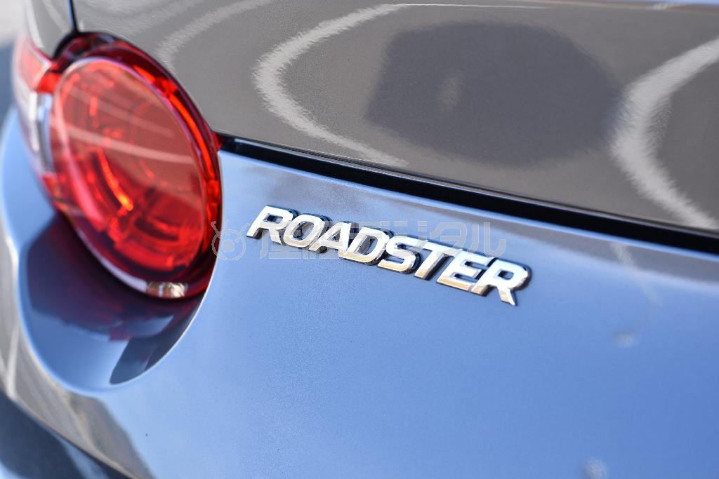 銘には「ＲＦ」の文字はない。ま、見りゃわかるでしょってことかな。ロードスターＲＦ