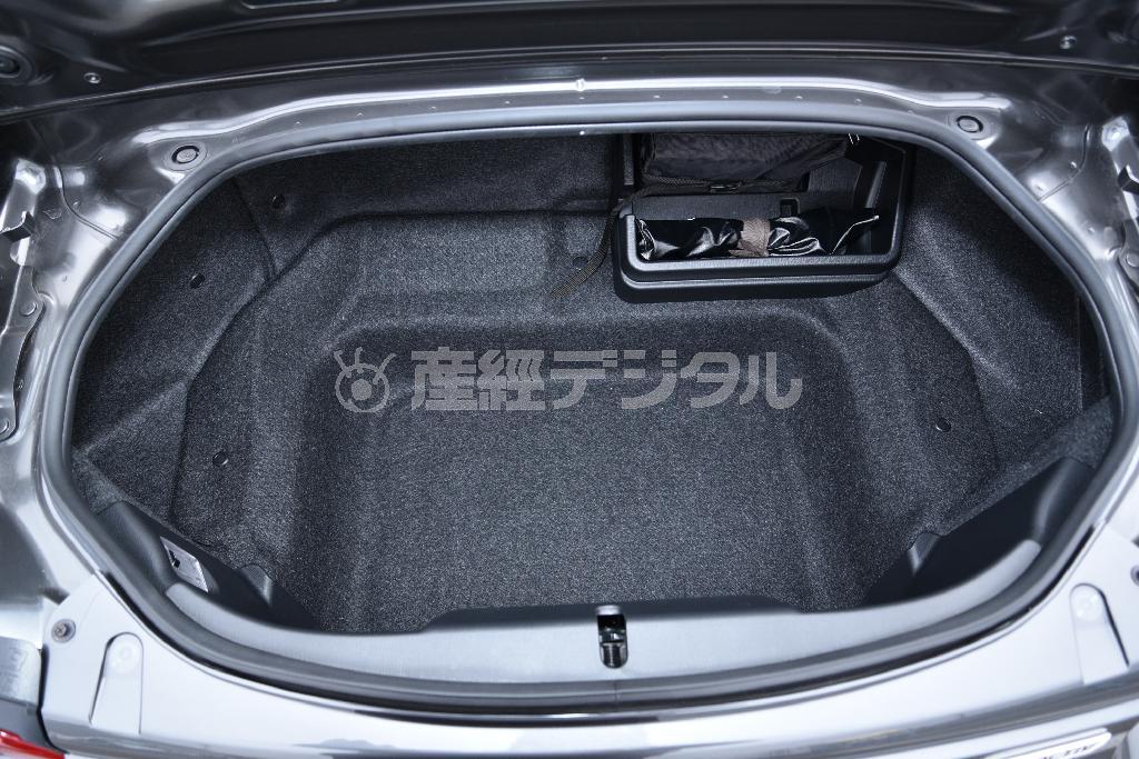 容量はロードスターからわずか３リットル減だからほぼ同じと考えていい。２人乗りなら十分実用的。ロードスターＲＦ